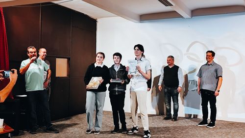 A győztes csapat a szervezők és a zsűritagok társaságában