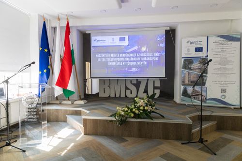 Előadő pulpitus magyar és EU zászlóval