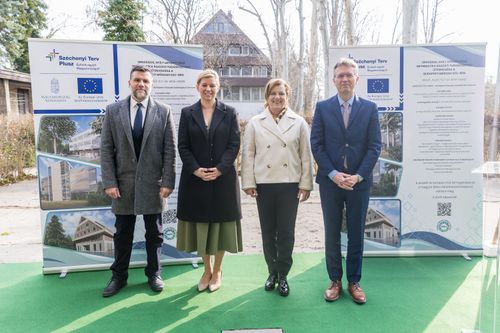 miniszter, államtitkár, kancellár és főigazgató fotózása roll-up háttér előtt