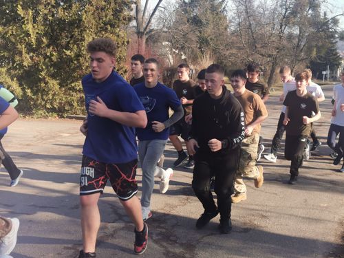 a képen futó diákok láthatók