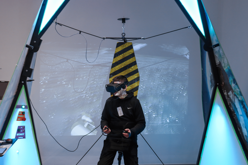 VR szemüvegben látható egy fiú